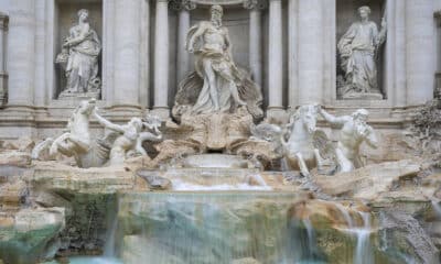 Roma.- El agua ha vuelto a brotar este domingo en la Fontana de Trevi de Roma tras dos meses de mantenimiento para que pueda lucir durante el Jubileo, ahora con un sistema que permitirá verla -y lanzar la moneda- a un máximo de 400 personas a la vez. EFE/Ayuntamiento de Roma SOLO USO EDITORIAL/SOLO DISPONIBLE PARA ILUSTRAR LA NOTICIA QUE ACOMPAÑA (CRÉDITO OBLIGATORIO)