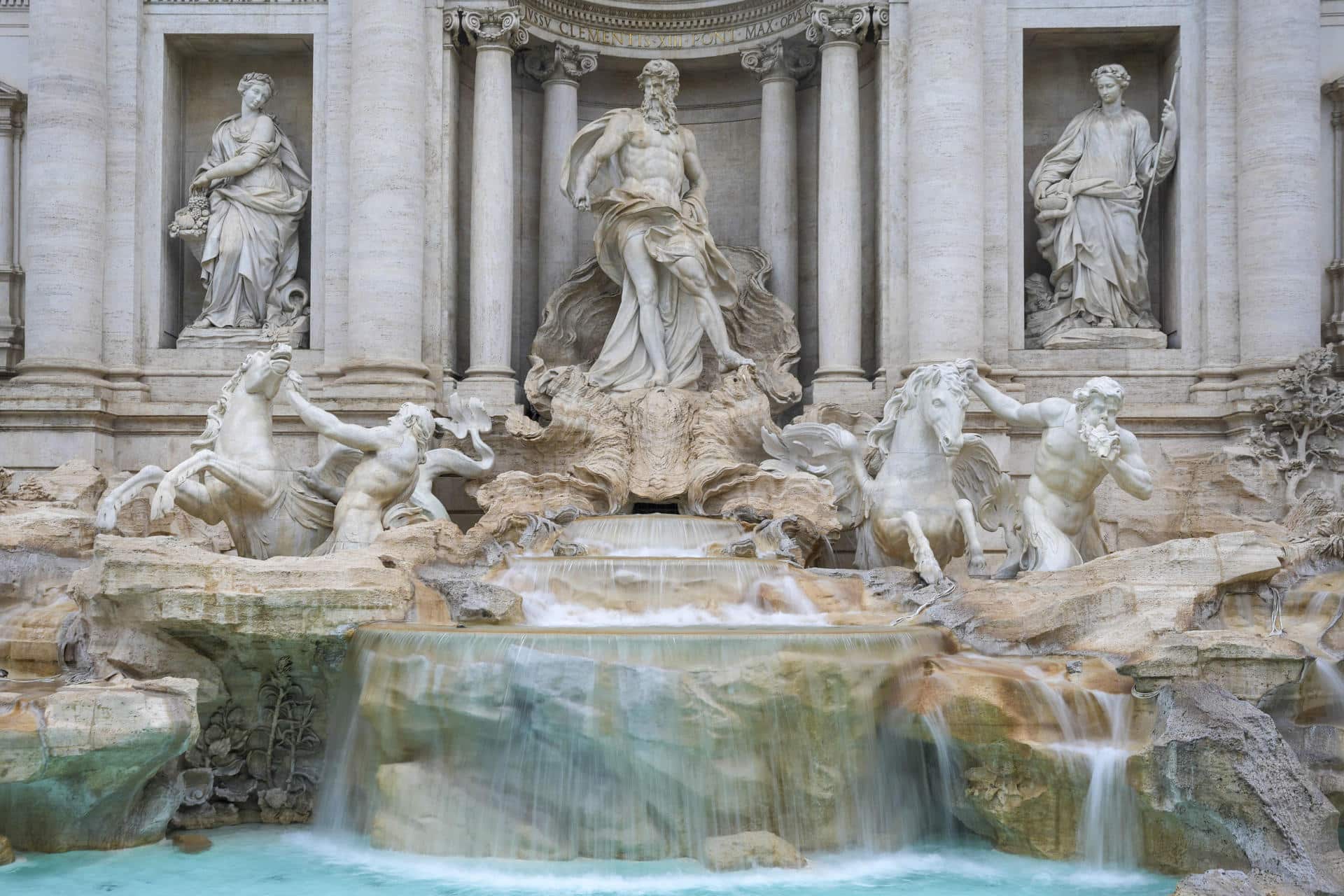 Roma.- El agua ha vuelto a brotar este domingo en la Fontana de Trevi de Roma tras dos meses de mantenimiento para que pueda lucir durante el Jubileo, ahora con un sistema que permitirá verla -y lanzar la moneda- a un máximo de 400 personas a la vez. EFE/Ayuntamiento de Roma SOLO USO EDITORIAL/SOLO DISPONIBLE PARA ILUSTRAR LA NOTICIA QUE ACOMPAÑA (CRÉDITO OBLIGATORIO)