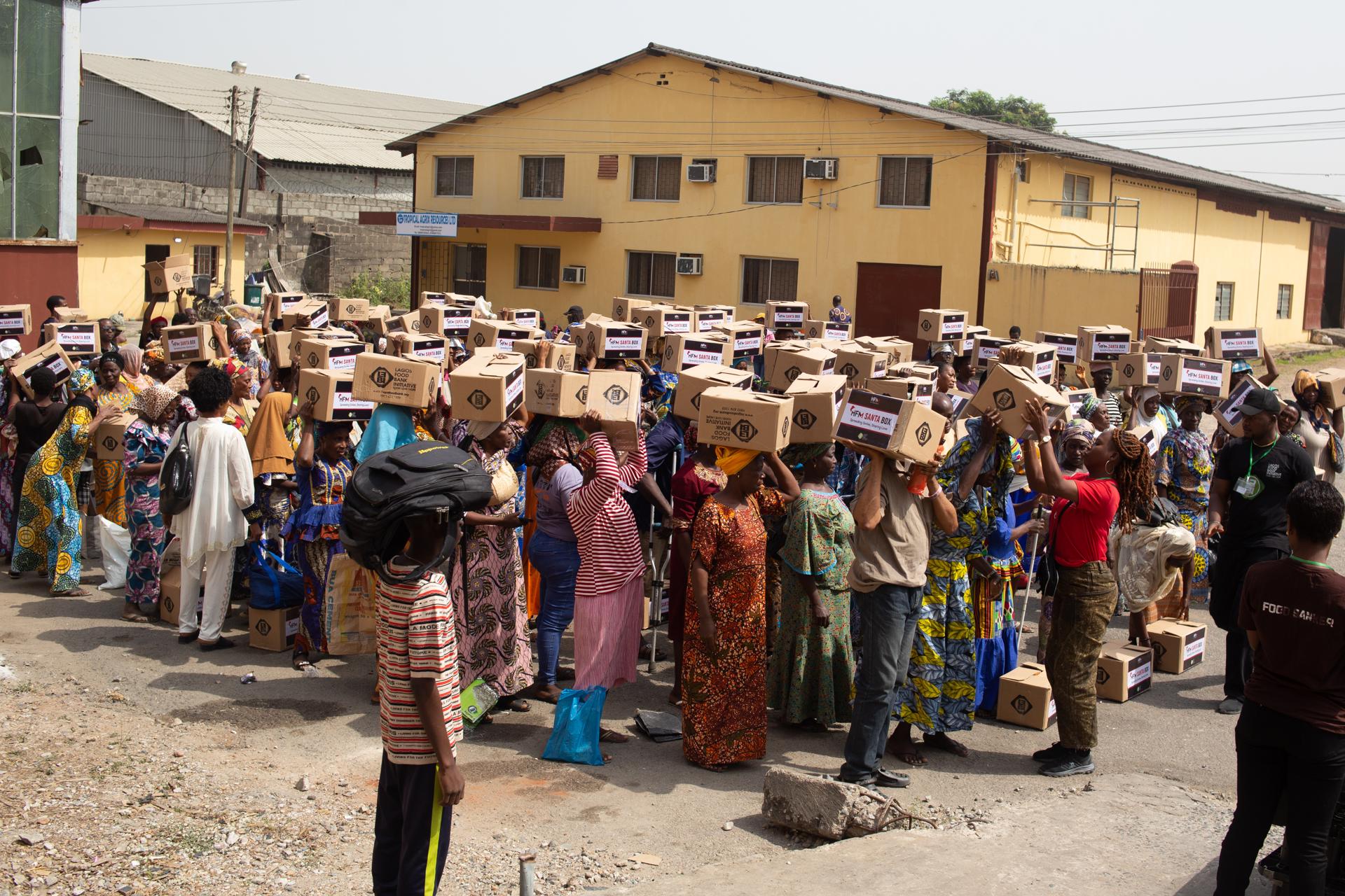 Reparto de comida en un acto benéfico en Lagos, Nigeria. EFE/EPA/EMMANUEL ADEGBOYE