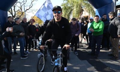 Fotografía de archivo, tomada el pasado 24 de agosto, en la que se registró al bicicrosista argentino José Augusto Torres Gil, más conocido como Maligno Torres, al saludar a aficionados, luego de ganar el oro en el BMX estilo libre de los Juegos Olímpicos de París, en Córdoba (Argentina). EFE/Ariel Carreras