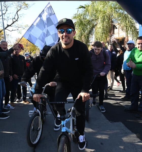 Fotografía de archivo, tomada el pasado 24 de agosto, en la que se registró al bicicrosista argentino José Augusto Torres Gil, más conocido como Maligno Torres, al saludar a aficionados, luego de ganar el oro en el BMX estilo libre de los Juegos Olímpicos de París, en Córdoba (Argentina). EFE/Ariel Carreras