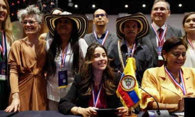 La embajadora de Colombia ante la Unesco, Laura Guillém (c), participa en el acto de declaratoria como patrimonio cultural inmaterial de la humanidad de los Cuadros vivos de Galeras, Sucre, este miércoles, durante la decimonovena reunión del Comité Intergubernamental para la Salvaguardia del Patrimonio Cultural Inmaterial en Luque (Paraguay). EFE/ Juan Pablo Pino