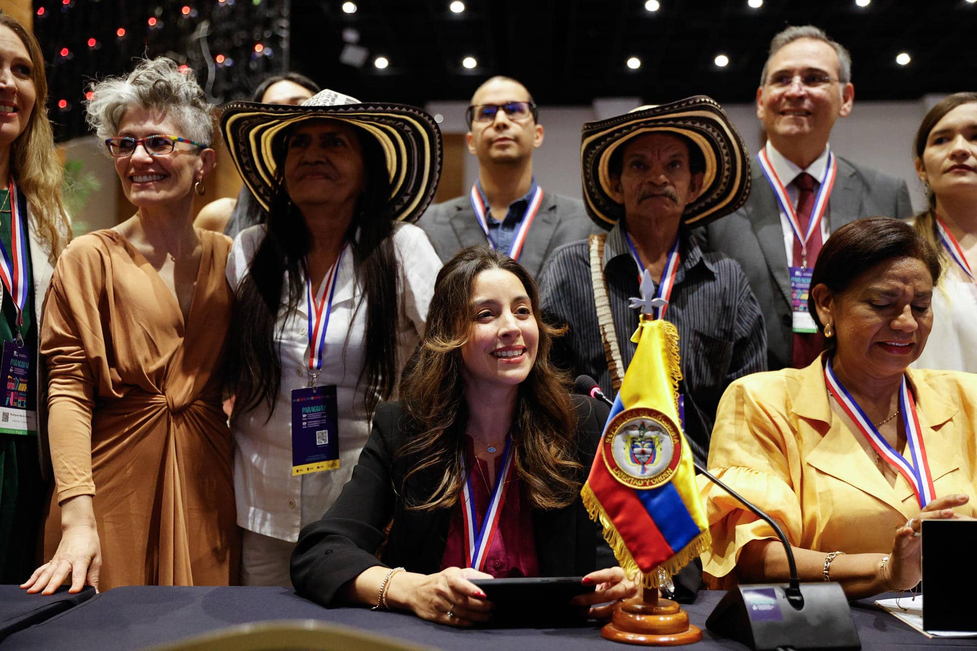 La embajadora de Colombia ante la Unesco, Laura Guillém (c), participa en el acto de declaratoria como patrimonio cultural inmaterial de la humanidad de los Cuadros vivos de Galeras, Sucre, este miércoles, durante la decimonovena reunión del Comité Intergubernamental para la Salvaguardia del Patrimonio Cultural Inmaterial en Luque (Paraguay). EFE/ Juan Pablo Pino