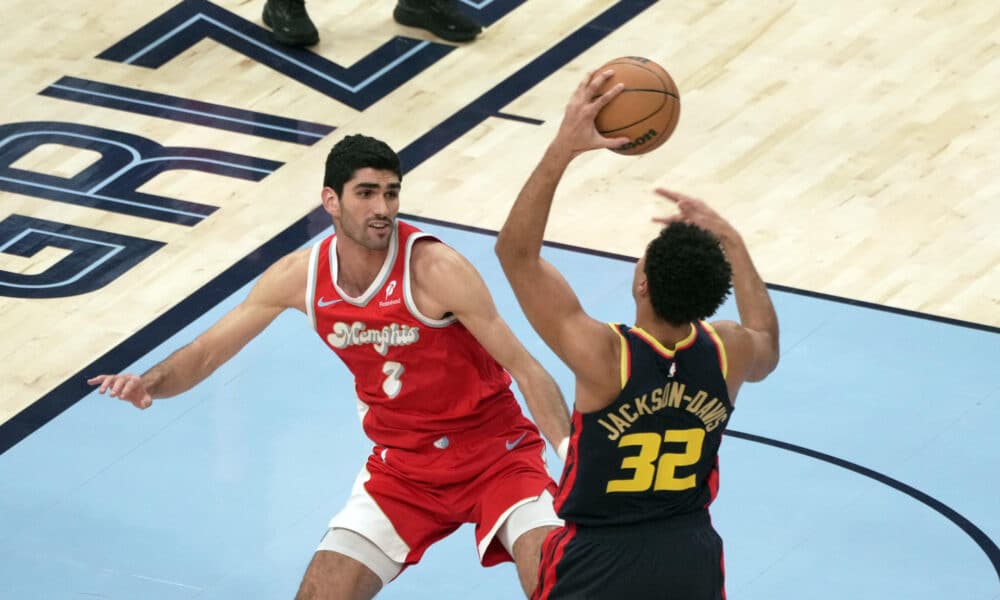 Santi Aldama (i), de los Memphis Grizzlies. defiende un lanzamiento frente a Trayce Jackson-Davis. de los Golden State Warriors. EFE/ Karen Pulfer Focht