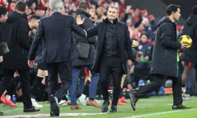 El entrenador del Real Madrid Carlo Ancelotti (i) saluda a Ernesto Valverde, entrenador del Athletic, tras el partido de la jornada 19 de LaLiga que Athletic Club de Bilbao y Real Madrid disputaron este miércoles en el estadio de San Mamés, en Bilbao. EFE/LUIS TEJIDO