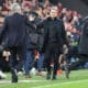 El entrenador del Real Madrid Carlo Ancelotti (i) saluda a Ernesto Valverde, entrenador del Athletic, tras el partido de la jornada 19 de LaLiga que Athletic Club de Bilbao y Real Madrid disputaron este miércoles en el estadio de San Mamés, en Bilbao. EFE/LUIS TEJIDO