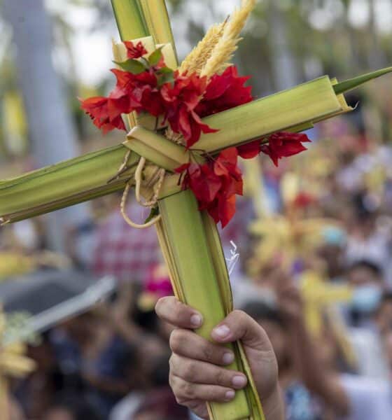 Fotografía de archivo en donde una persona sostiene una cruz de palma en Managua (Nicaragua). EFE/Stringer