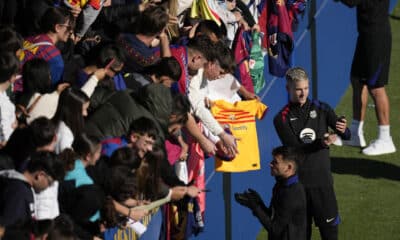 Dani Olmo (d) durante el entrenamiento del primer equipo del FC Barcelona que se ha celebrado este domingo en el estadio Johan Cruyff con las puertas abiertas al publico. EFE/ Enric Fontcuberta