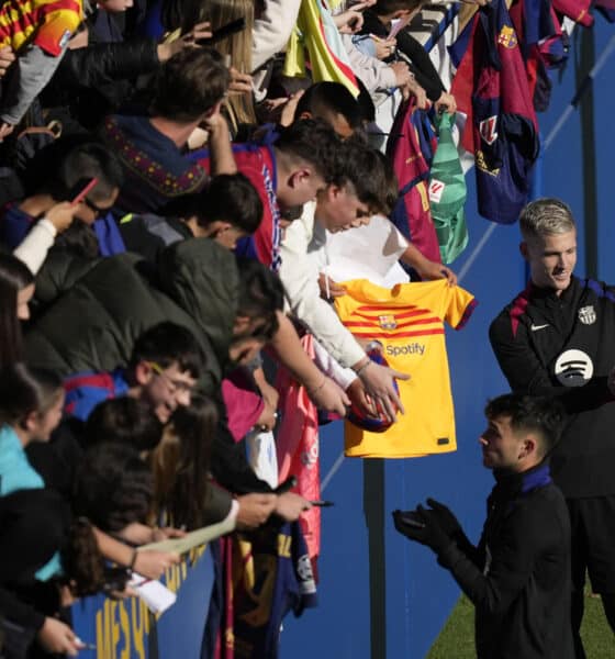 Dani Olmo (d) durante el entrenamiento del primer equipo del FC Barcelona que se ha celebrado este domingo en el estadio Johan Cruyff con las puertas abiertas al publico. EFE/ Enric Fontcuberta