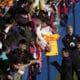 Dani Olmo (d) durante el entrenamiento del primer equipo del FC Barcelona que se ha celebrado este domingo en el estadio Johan Cruyff con las puertas abiertas al publico. EFE/ Enric Fontcuberta