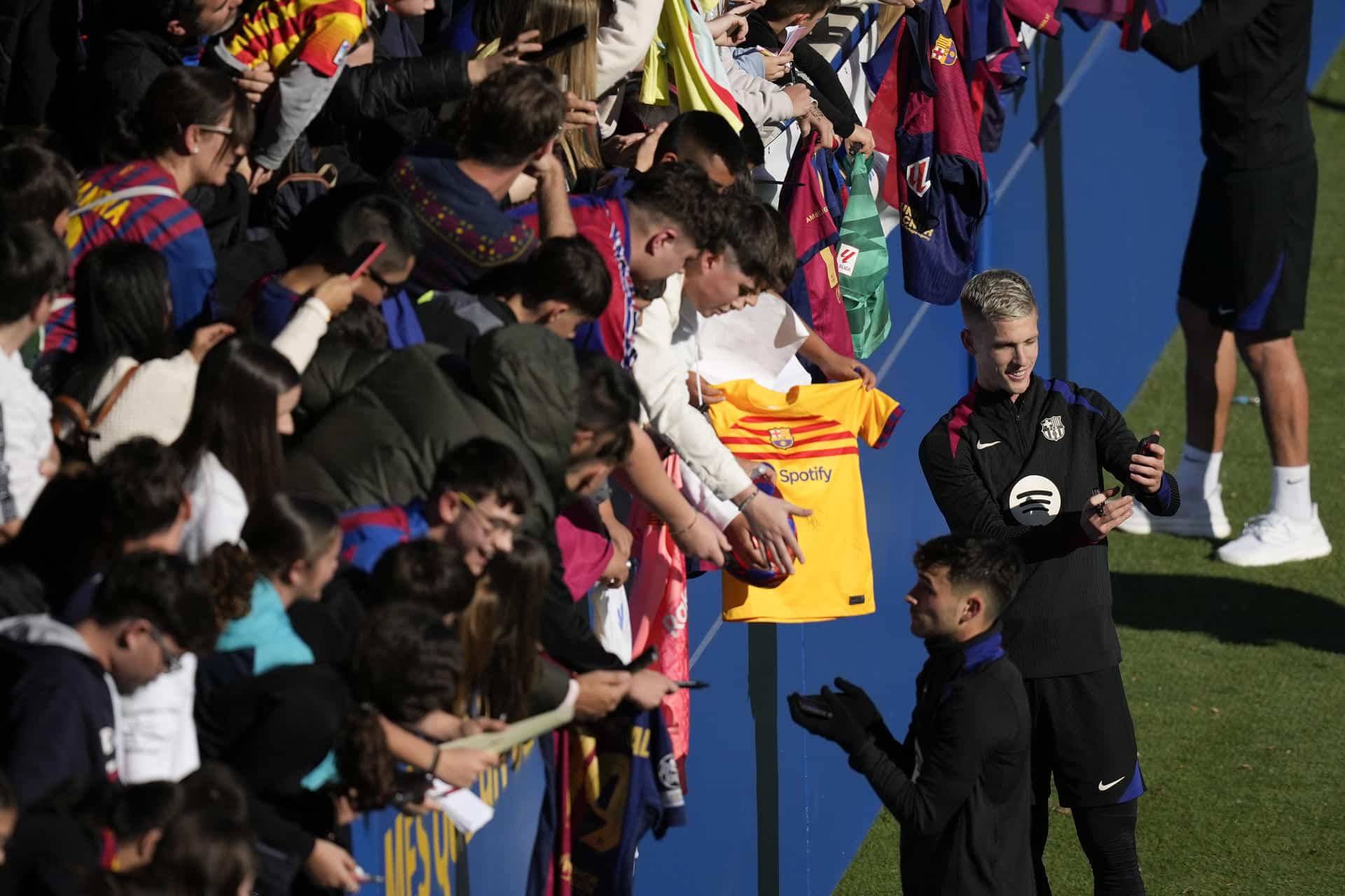 Dani Olmo (d) durante el entrenamiento del primer equipo del FC Barcelona que se ha celebrado este domingo en el estadio Johan Cruyff con las puertas abiertas al publico. EFE/ Enric Fontcuberta