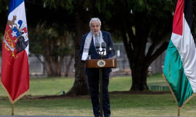 El presidente de la comunidad Palestina en Chile, Maurice Khamis Massú, habla durante la ceremonia "Desde Belén a Chile: una luz de esperanza" donde se encendió el árbol de navidad en el Club Palestino este martes, en Santiago (Chile). EFE/ Ailen Díaz