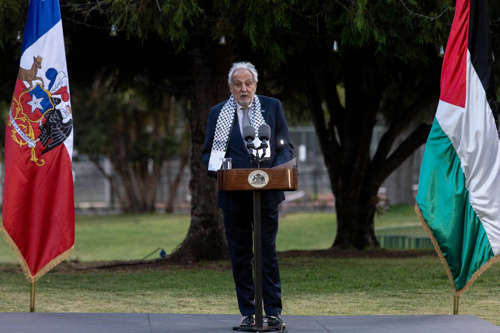 El presidente de la comunidad Palestina en Chile, Maurice Khamis Massú, habla durante la ceremonia "Desde Belén a Chile: una luz de esperanza" donde se encendió el árbol de navidad en el Club Palestino este martes, en Santiago (Chile). EFE/ Ailen Díaz