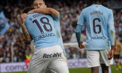 Los jugadores del Celta de Vigo celebran su segundo gol ante la Real Sociedad durante el partido de Liga disputado este sábado en el estadio Balaídos de Vigo. EFE / Salvador Sas