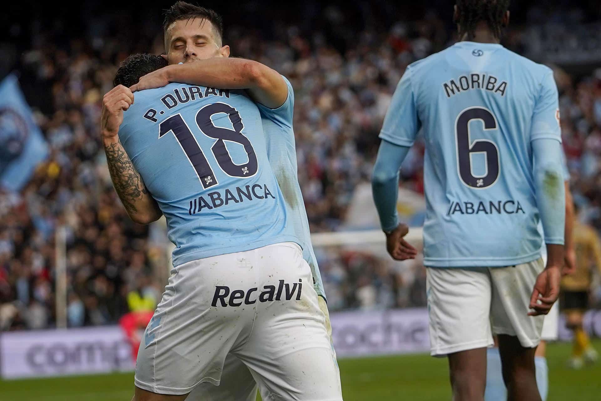 Los jugadores del Celta de Vigo celebran su segundo gol ante la Real Sociedad durante el partido de Liga disputado este sábado en el estadio Balaídos de Vigo. EFE / Salvador Sas