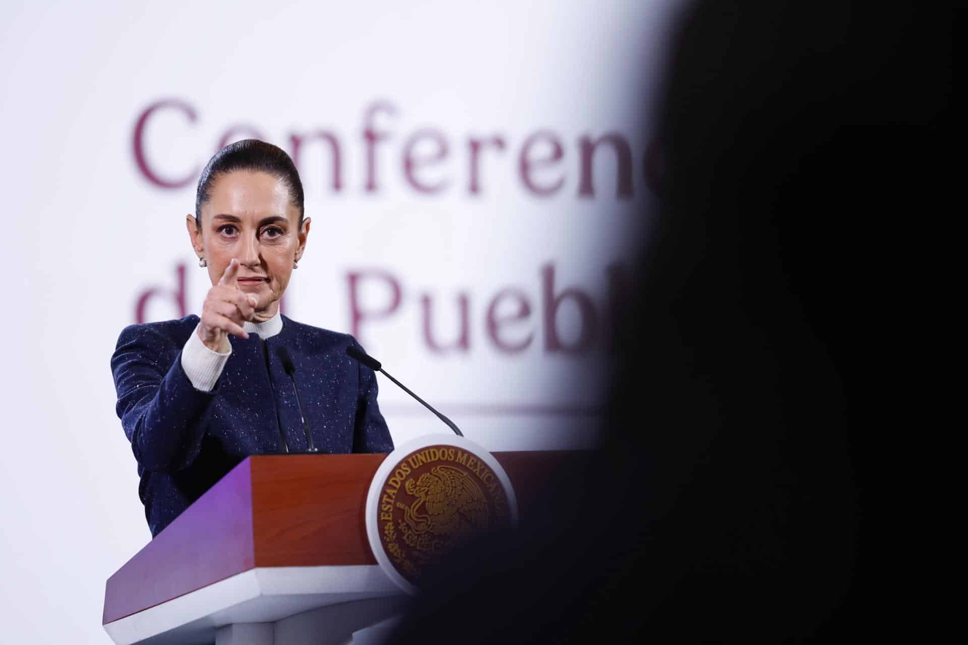 La presidenta de México, Claudia Sheinbaum, habla durante una rueda de prensa este jueves, en Palacio Nacional de la Ciudad de México (México). EFE/Sáshenka Gutiérrez