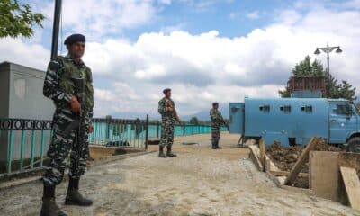 Fotografía de archivo en donde policías y paramilitares indios montan guardia en las líneas que dividen el país con China. Los gigantes asiáticos mantienen una histórica disputa por algunas regiones del Himalaya, como el Aksai Chin, administrado por China y que la India reclama; o varios lugares del estado indio de Arunachal Pradesh, en el que la situación es inversa. EFE/FAROQ KHAN