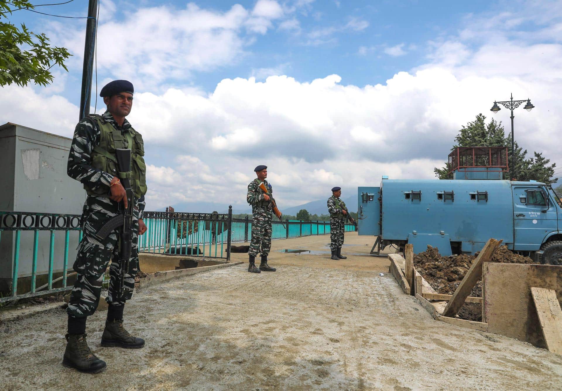 Fotografía de archivo en donde policías y paramilitares indios montan guardia en las líneas que dividen el país con China. Los gigantes asiáticos mantienen una histórica disputa por algunas regiones del Himalaya, como el Aksai Chin, administrado por China y que la India reclama; o varios lugares del estado indio de Arunachal Pradesh, en el que la situación es inversa. EFE/FAROQ KHAN