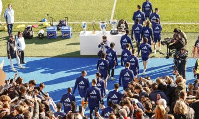 Los jugadores del Real Madrid salen al terreno de juego para participar en el entrenamiento a puerta abierta que ha tenido lugar en la Ciudad Deportiva de Valdebebas. EFE/Ballesteros