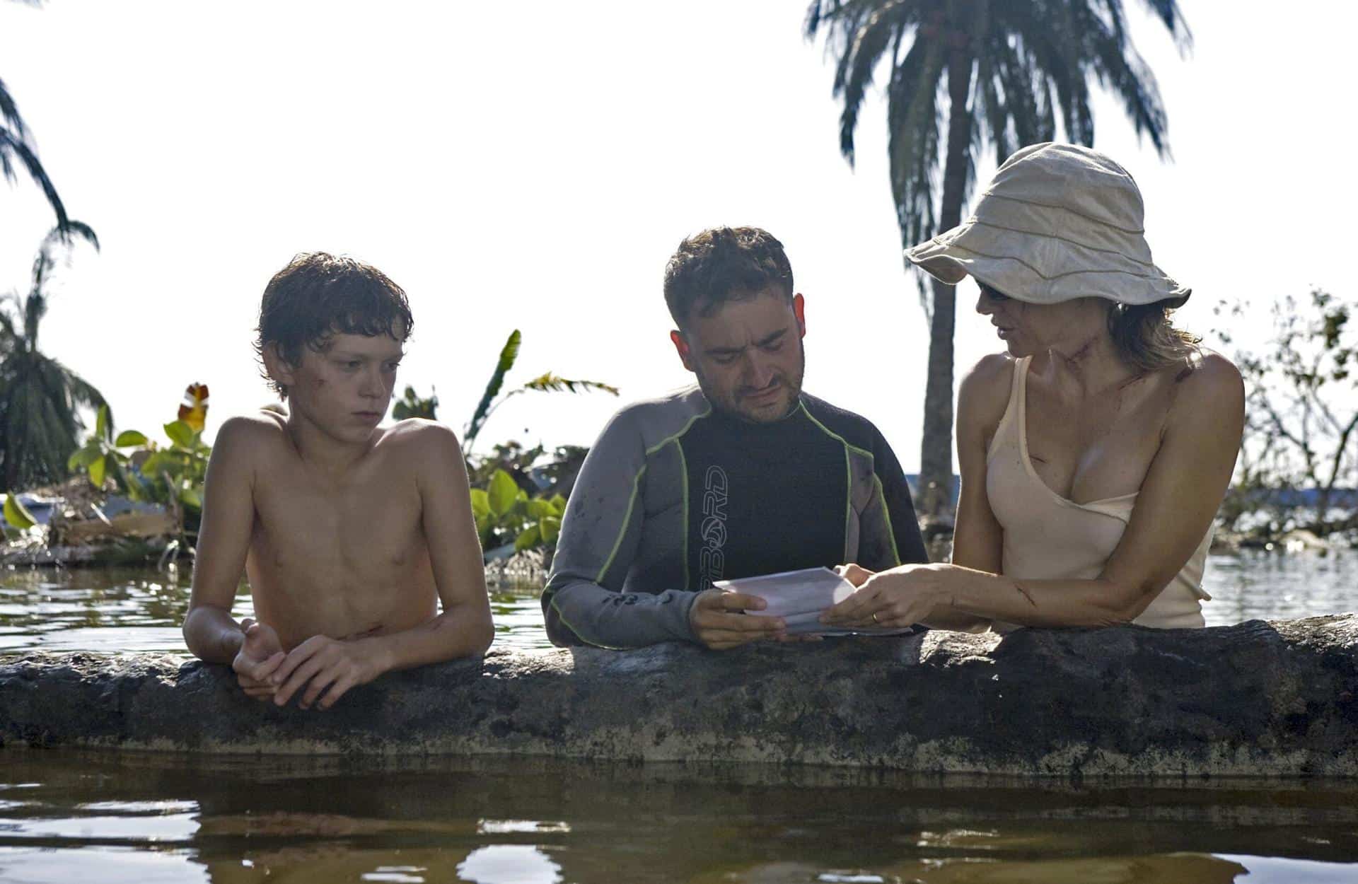 Los actores, la británica Naomi Watts (d) y Tom Holland (i) junto al cineasta español Juan Antonio Bayona (c) durante el rodaje de "Lo imposible", en Alicante. EFE/ ***SÓLO USO EDITORIAL***