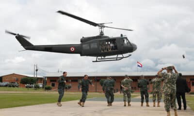 El ministro de defensa de Paraguay, Óscar González, llega en helicóptero a la celebración del sexto aniversario del Batallón de Inteligencia Militar (BIMI), este viernes en Arroyito (Paraguay). EFE/Juan Pablo Pino