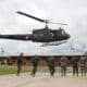 El ministro de defensa de Paraguay, Óscar González, llega en helicóptero a la celebración del sexto aniversario del Batallón de Inteligencia Militar (BIMI), este viernes en Arroyito (Paraguay). EFE/Juan Pablo Pino