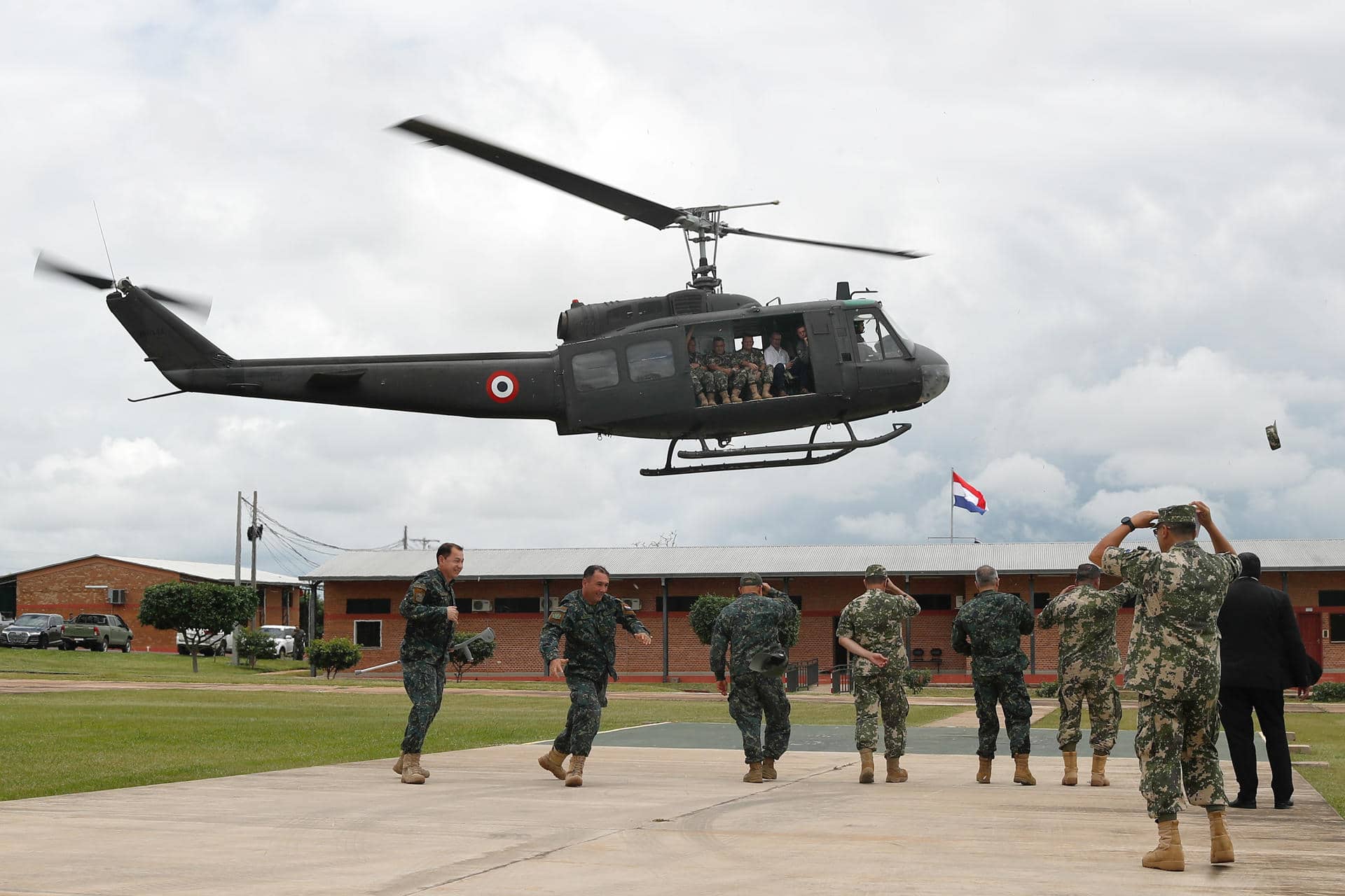 El ministro de defensa de Paraguay, Óscar González, llega en helicóptero a la celebración del sexto aniversario del Batallón de Inteligencia Militar (BIMI), este viernes en Arroyito (Paraguay). EFE/Juan Pablo Pino