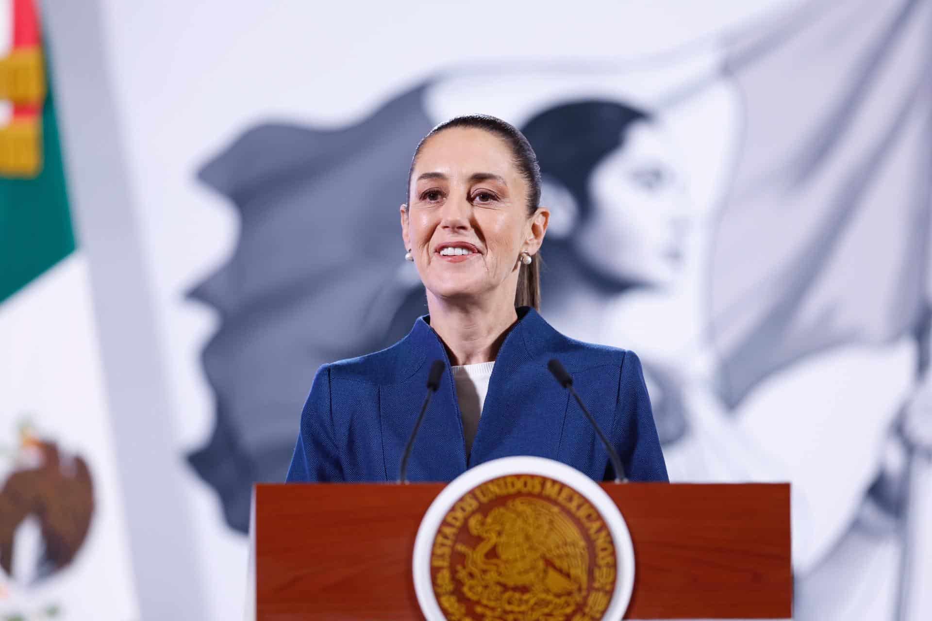 La presidenta de México, Claudia Sheinbaum, habla durante su rueda de prensa matutina este martes, en el Palacio Nacional en Ciudad de México (México). EFE/ Sáshenka Gutiérrez