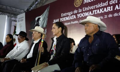 Fotografía cedida por la Presidencia de México, de la presidenta Claudia Sheinbaum (2-d) acompañada por el gobernador de Sonora, Alfonso Durazo (c) durante un acto protocolario este sábado, en Guaymas (México). Sheinbaum inauguró la primera universidad del pueblo yaqui, dedicada a formar profesionistas en los pueblos originarios en los alrededores de Vícam, capital de la región indígena que habita en el norteño estado de Sonora. EFE/ Presidencia de México