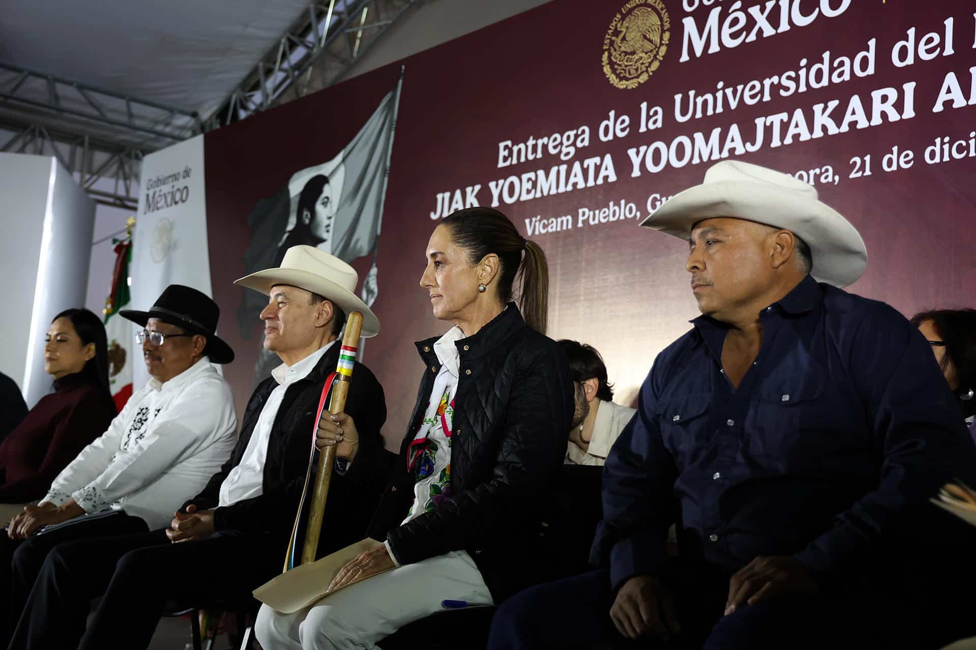 Fotografía cedida por la Presidencia de México, de la presidenta Claudia Sheinbaum (2-d) acompañada por el gobernador de Sonora, Alfonso Durazo (c) durante un acto protocolario este sábado, en Guaymas (México). Sheinbaum inauguró la primera universidad del pueblo yaqui, dedicada a formar profesionistas en los pueblos originarios en los alrededores de Vícam, capital de la región indígena que habita en el norteño estado de Sonora. EFE/ Presidencia de México