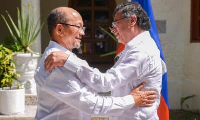 Fotografía cedida por la oficina de prensa de la Presidencia de Colombia del mandatario Gustavo Petro (d) saludando al presidente del Consejo de Transición de la República de Haití, Leslie Voltaire, este sábado en Riohacha (Colombia). EFE/ Presidencia de Colombia