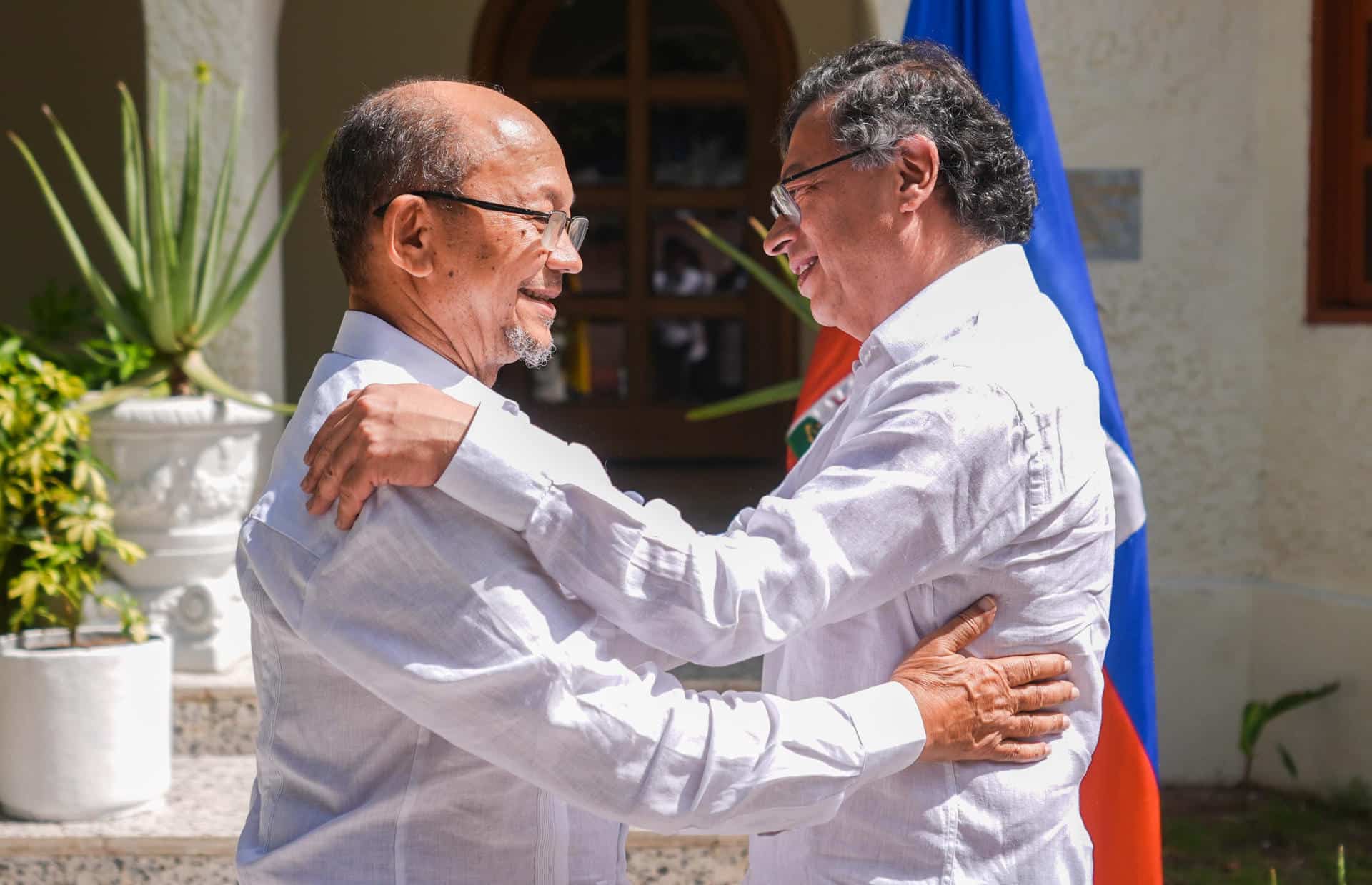 Fotografía cedida por la oficina de prensa de la Presidencia de Colombia del mandatario Gustavo Petro (d) saludando al presidente del Consejo de Transición de la República de Haití, Leslie Voltaire, este sábado en Riohacha (Colombia). EFE/ Presidencia de Colombia