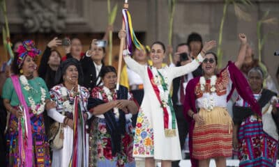 La presidenta de México, Claudia Sheinbaum, participa en la ceremonia de entrega del Bastón de Mando por parte de los representantes de los pueblos indígenas, este martes en Ciudad de México (México). Imagen de archivo. EFE/Isaac Esquivel