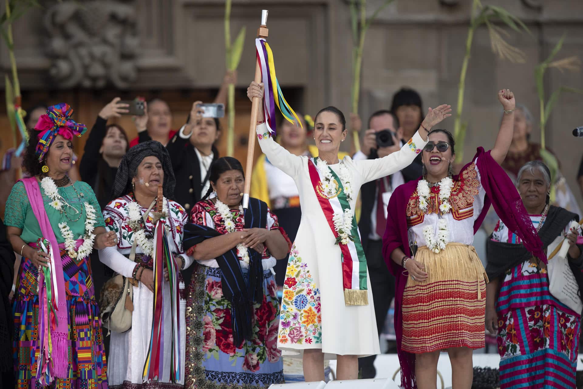 La presidenta de México, Claudia Sheinbaum, participa en la ceremonia de entrega del Bastón de Mando por parte de los representantes de los pueblos indígenas, este martes en Ciudad de México (México). Imagen de archivo. EFE/Isaac Esquivel