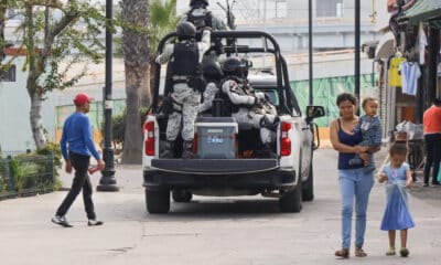 Un vehículo con miembros de la Guardia Nacional patrulla las calles en la ciudad de Tijuana, en Baja California (México). EFE/ Joebeth Terríquez