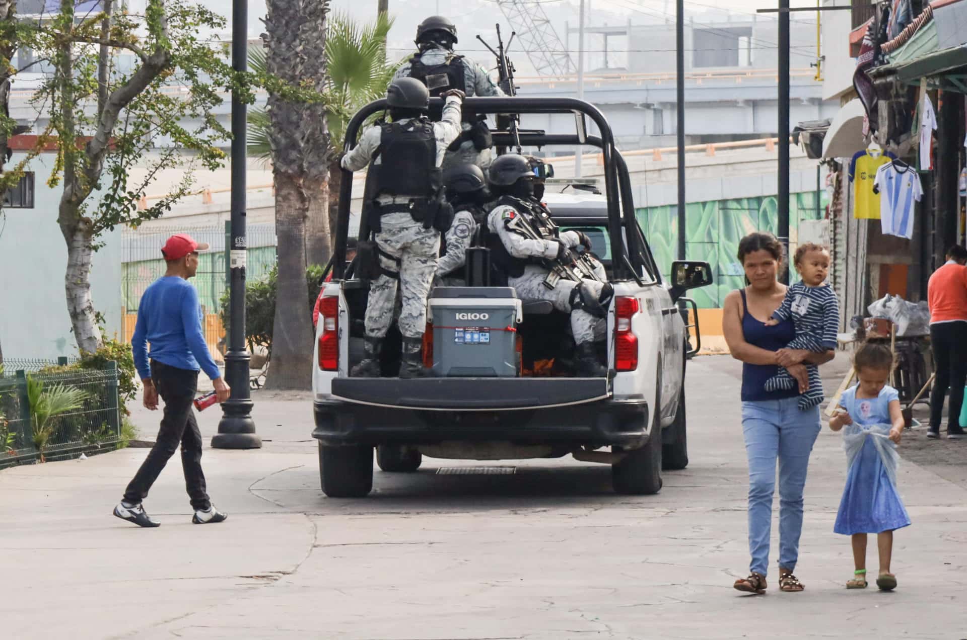 Un vehículo con miembros de la Guardia Nacional patrulla las calles en la ciudad de Tijuana, en Baja California (México). EFE/ Joebeth Terríquez