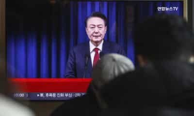 Una pantalla de televisión muestra una transmisión en vivo del presidente de Corea del Sur, Yoon Suk Yeol, dirigiéndose a la nación. EFE/JEON HEON-KYUN