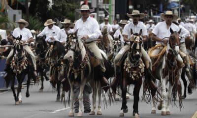 Caballistas participan en el tradicional desfile de caballos del Tope Nacional este jueves, en San José (Costa Rica). EFE/ Jeffrey Arguedas