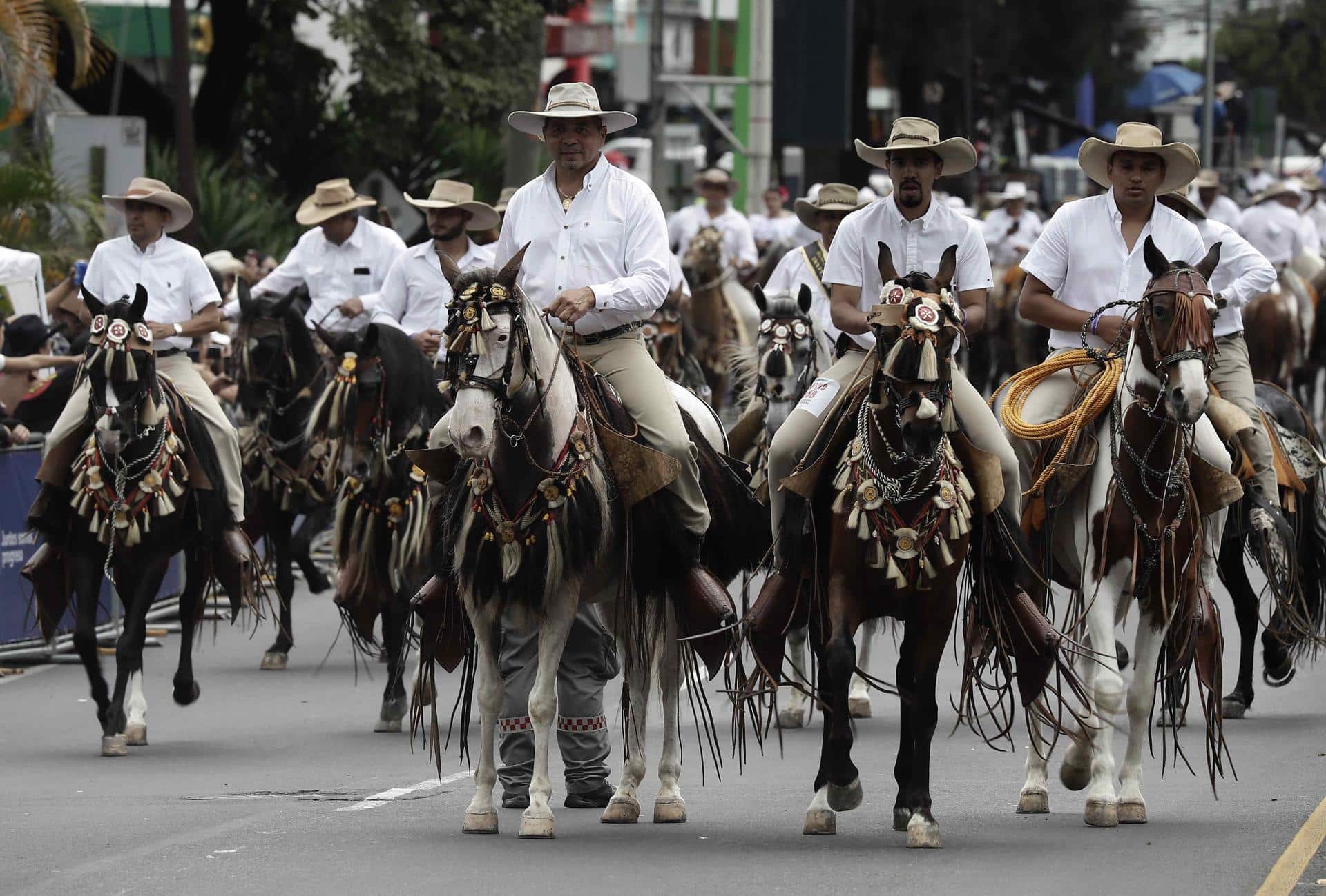 Caballistas participan en el tradicional desfile de caballos del Tope Nacional este jueves, en San José (Costa Rica). EFE/ Jeffrey Arguedas