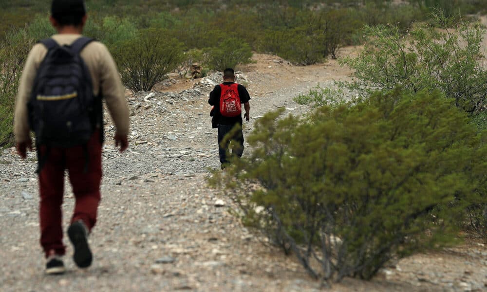 Migrantes caminan por el desierto de Chihuahua en Ciudad Juárez (México). Imagen de archivo. EFE/Luis Torres