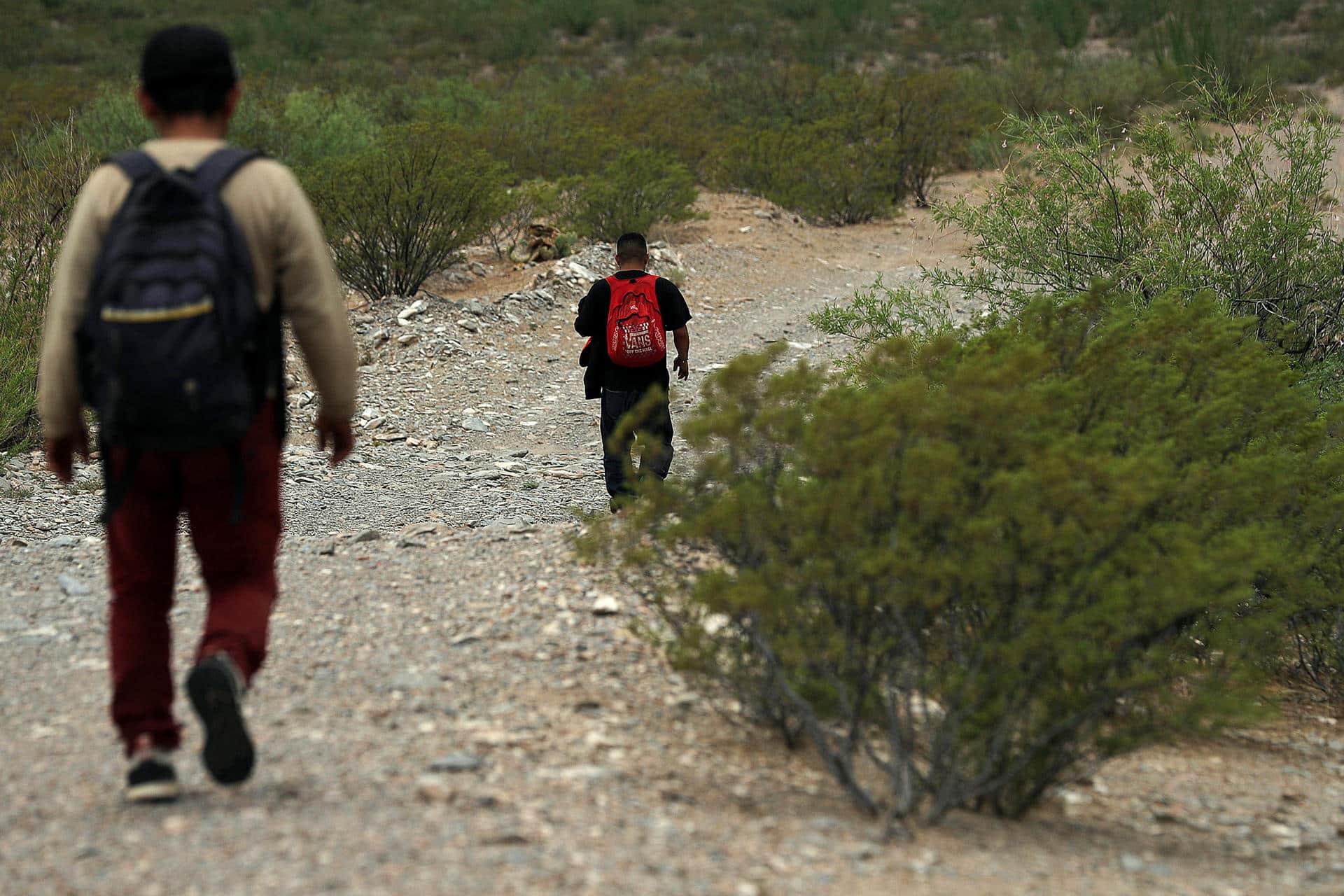 Migrantes caminan por el desierto de Chihuahua en Ciudad Juárez (México). Imagen de archivo. EFE/Luis Torres