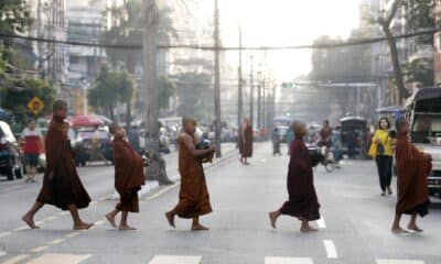 Varios monjes caminan este martes en una calle de Rangún (Myanmar). EFE/EPA/NYEIN CHAN NAING