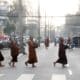 Varios monjes caminan este martes en una calle de Rangún (Myanmar). EFE/EPA/NYEIN CHAN NAING