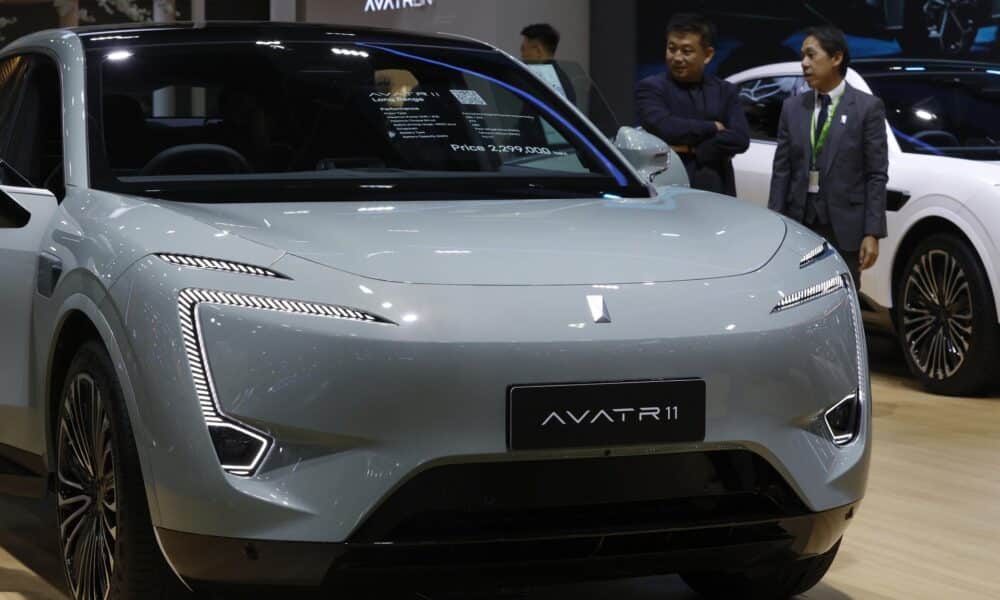 Fotografía de archivo que muestra a personas observando un vehículo eléctrico Avatr 11, del fabricante de automóviles chino Avatr Technology, en una exposición de automóviles en Tailandia. EFE/EPA/NARONG SANGNAK