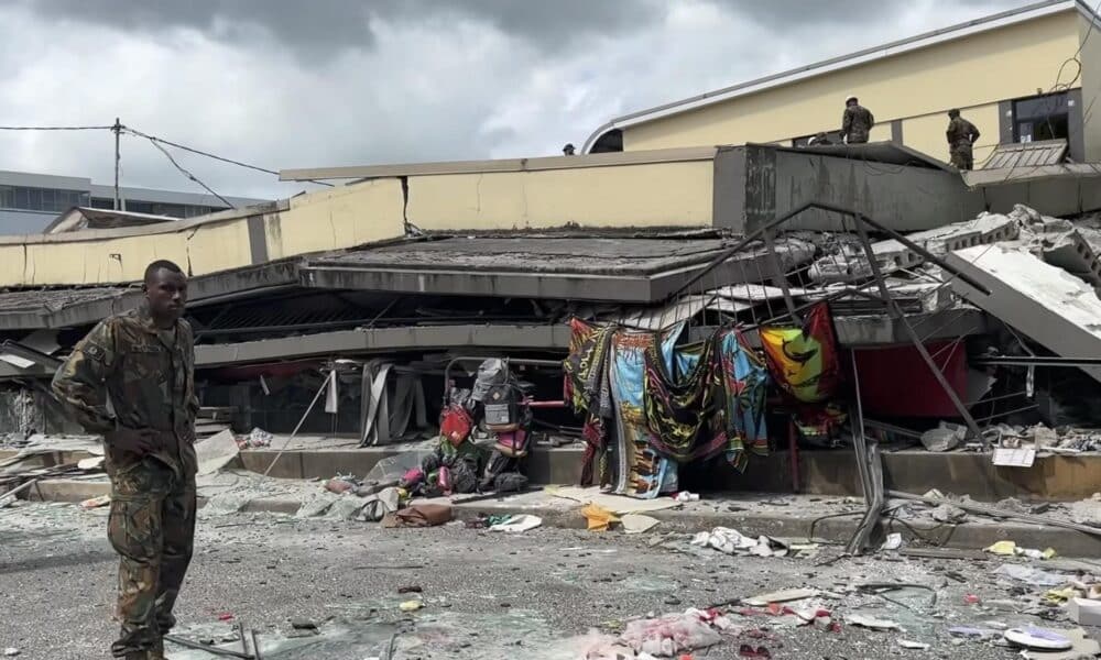 Port Vila (Vanuatu), 17/12/2024.- A handout photo made available by Michael Thomson shows video screengrab of a soldier standing beside a collapsed building following an earthquake in Port Vila, Vanuatu, 17 December 2024. A 7.3 magnitude earthquake struck the waters of the Vanuatu archipelago in the South Pacific on 17 December, causing material damage to buildings in the capital, Port Vila, including the US Embassy. (Terremoto/sismo) EFE/EPA/MICHAEL THOMSON HANDOUT HANDOUT EDITORIAL USE ONLY/NO SALES