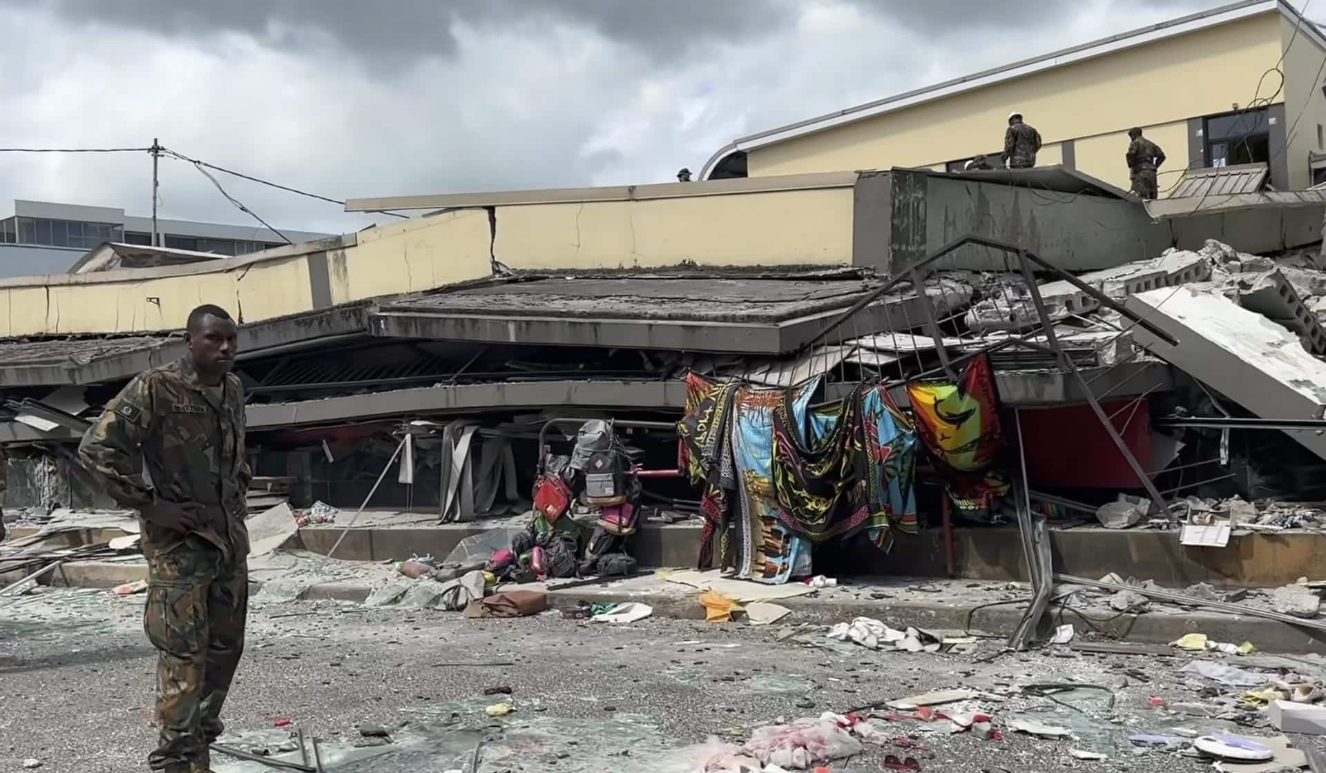 Port Vila (Vanuatu), 17/12/2024.- A handout photo made available by Michael Thomson shows video screengrab of a soldier standing beside a collapsed building following an earthquake in Port Vila, Vanuatu, 17 December 2024. A 7.3 magnitude earthquake struck the waters of the Vanuatu archipelago in the South Pacific on 17 December, causing material damage to buildings in the capital, Port Vila, including the US Embassy. (Terremoto/sismo) EFE/EPA/MICHAEL THOMSON HANDOUT HANDOUT EDITORIAL USE ONLY/NO SALES