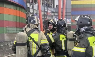 Foto facilitada por el servicio de prensa del Ministerio de Emergencias de Rusia muestra a los bomberos trabajando para extinguir un incendio en el centro comercial Alania Mall en Vladikavkaz, región del Cáucaso del Norte, Osetia del Norte, Rusia, 25 de diciembre de 2024. EFE/EPA/SERVICIO DE PRENSA DEL MINISTERIO DE EMERGENCIAS DE RUSIA / SOLO USO EDITORIAL / NO VENTAS