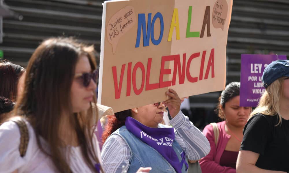 Fotografía de archivo en donde una mujer se manifiesta con un cartel durante la marcha del Día Internacional de la Eliminación de la Violencia contra la Mujer en Cochabamba (Bolivia). EFE/Jorge Ábrego