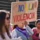 Fotografía de archivo en donde una mujer se manifiesta con un cartel durante la marcha del Día Internacional de la Eliminación de la Violencia contra la Mujer en Cochabamba (Bolivia). EFE/Jorge Ábrego