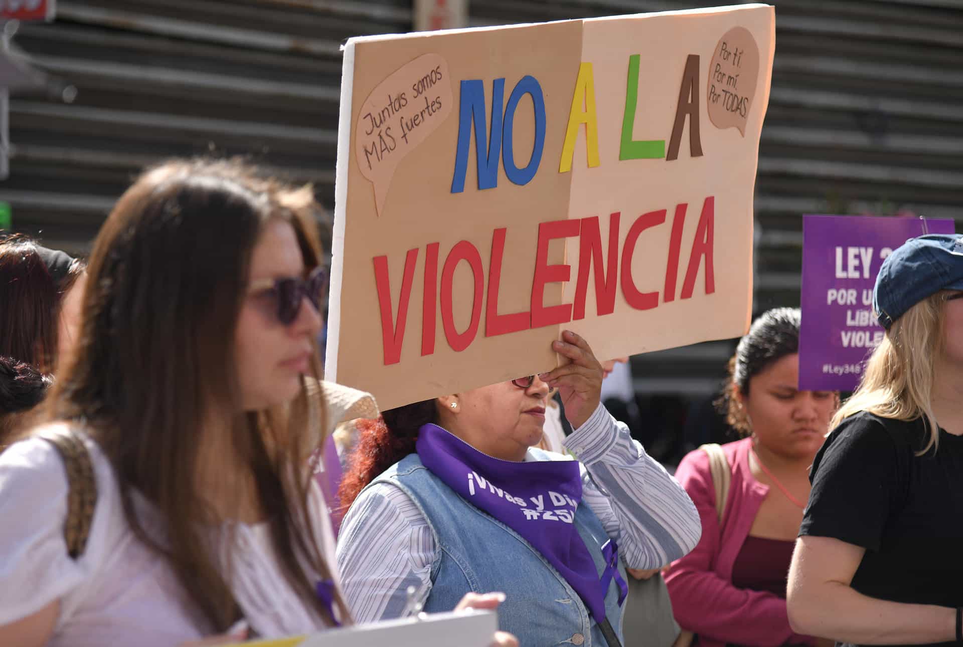 Fotografía de archivo en donde una mujer se manifiesta con un cartel durante la marcha del Día Internacional de la Eliminación de la Violencia contra la Mujer en Cochabamba (Bolivia). EFE/Jorge Ábrego